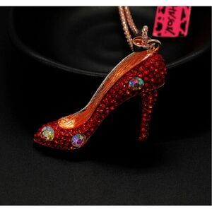 ♥️ Betsey Johnson NEW stunning ruby red glistening crystal pendant necklace ♥️